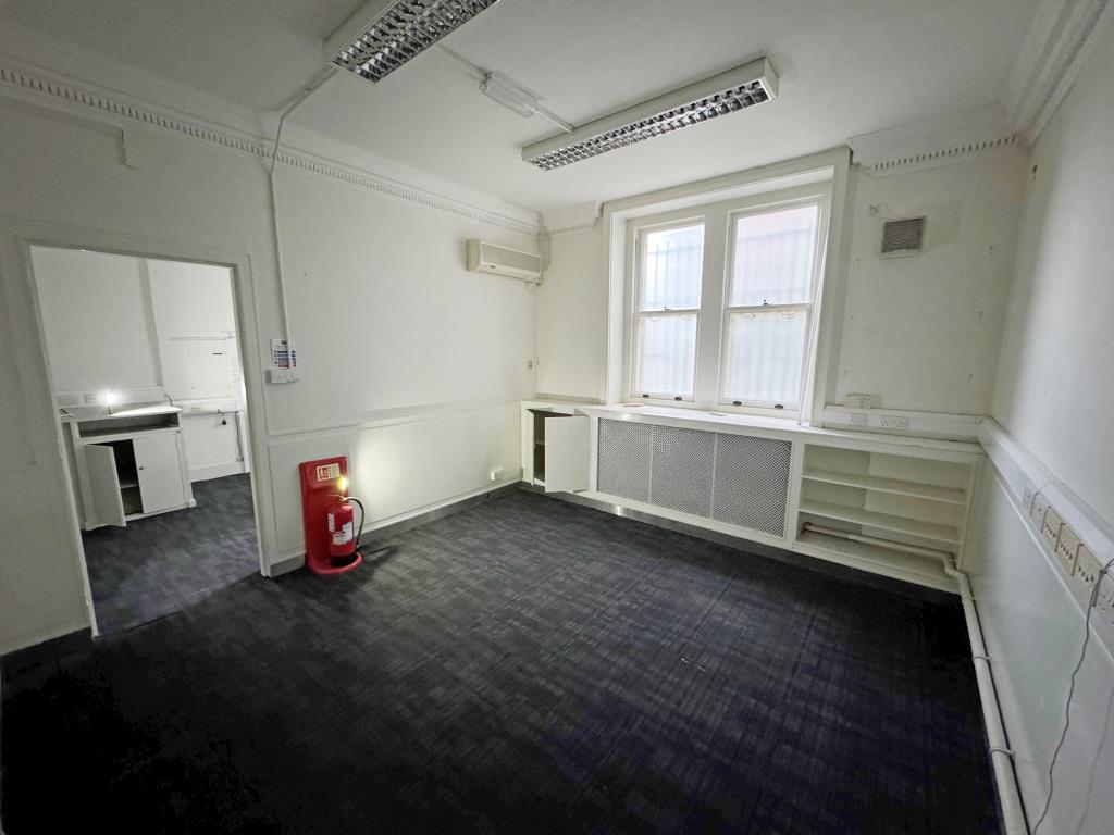 Lot: 134 - FREEHOLD FORMER BANK PREMISES OF OVER 3,300 SQUARE FEET OVER FOUR FLOORS - A former office on the ground floor